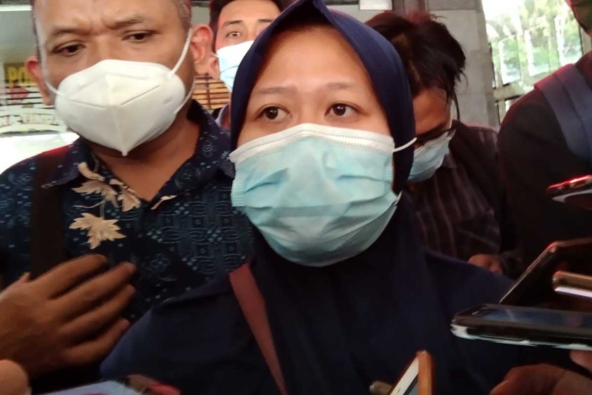 Guru TK terjerat pinjol ditemani kuasa hukum di Polresta Malang Kota. (ws1) - Guru TK Kasus Pinjol Niat Selesaikan Sisa Pinjaman ke Sekolah