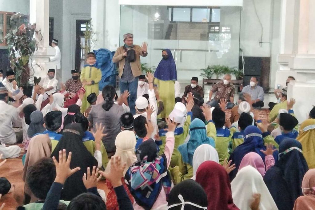 Hiburan dongeng dan sulap oleh salah satu anggota DPRD Kota Malang H Rokhmad, SSos. (ws1) - DPRD Kota Malang Gandeng REI dan PWI Malang Raya Santuni Yatim