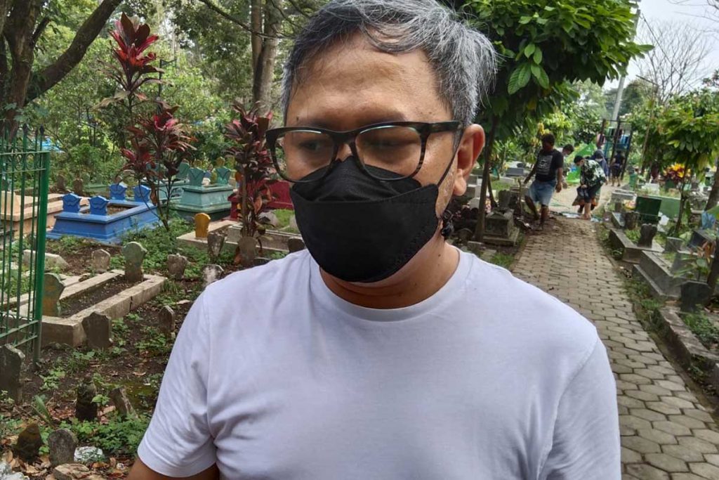 Indra Brasco ditemui selepas pemakaman ibundanya. (ws1) - Indra Brasco Tak Kuasa Azan Pertama di Liang Lahat Ibunda