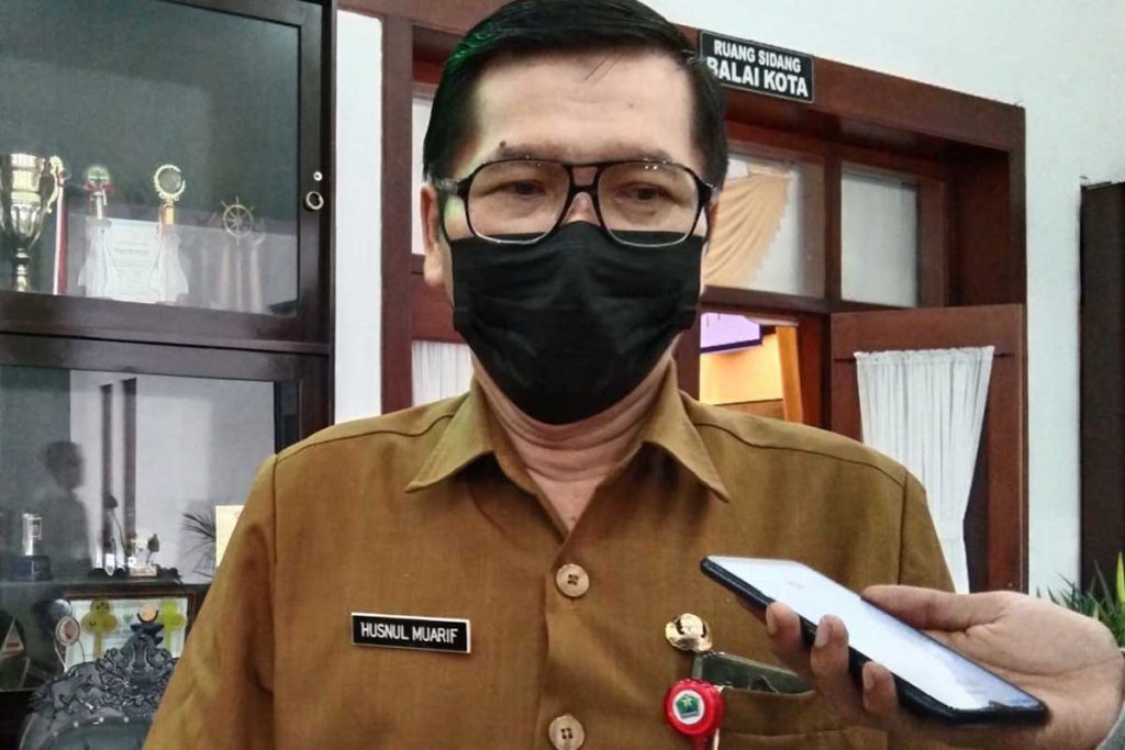 Kadinkes mendapat apresiasi dari Satgas Covid-19 untuk Kota Malang. (ws1) - Kota Malang Dikunjungi Satgas Covid Pusat, Sutiaji: Kita Kuatkan PPKM Mikro