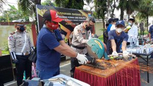 Kapolres Blitar memusnahkan kenalpot brong hasil razia balap liar - Polres Blitar Musnahkan Ribuan Botol Miras dan Knalpot Brong