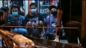 DIRINGKUS - Kapolresta Sidoarjo, Kombes Pol Sumardji memimpin penangkapan empat pemuda yang mengeroyok Pratu Marinir Jehezkial Yusuf Sakan (28) hingga terkapar penuh luka di pintu keluar Terminal Purabaya Desa Bungurasih, Kecamatan Waru, Sidoarjo, Minggu (23/5/2021) dini hari - Empat Pemuda Pengeroyok Anggota Marinir Diringkus Polisi