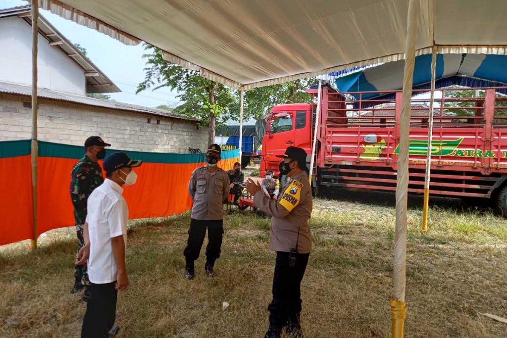 Kapolsek Genteng AKP Sudarmaji didampingi anggota Polsek Genteng dan Anggota Koramil Genteng saat di acara Anniversary ASAB, Dusun Wadungdollah, Desa Kaligondo, Rabu (19/5/2021) siang. (ant) - Polsek Genteng Hentikan Acara Anniversary ASAB