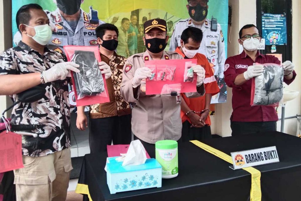 Kapolsek Sukun, Kompol Suyoto dan humas Polresta Malang Kota dalam konferensi pers. (ws1) - Baru Bebas Maret, Residivis Gasak Lima Motor Buat Nikah