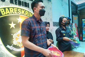 Kasat Reskrim Polres Kediri Kota, Iptu Girindra Wardhana saat Press Conference, Selasa (18/5/21) - Jawaban Satreskrim Atas Video Telur Palsu yang Viral