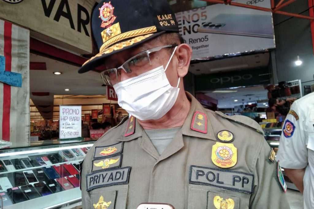 Kasatpol memberikan keterangan giat prokes bersama tim gabungan. (ws1) - Jelang Hari Raya, Satpol PP Sidak Pusat Perbelanjaan