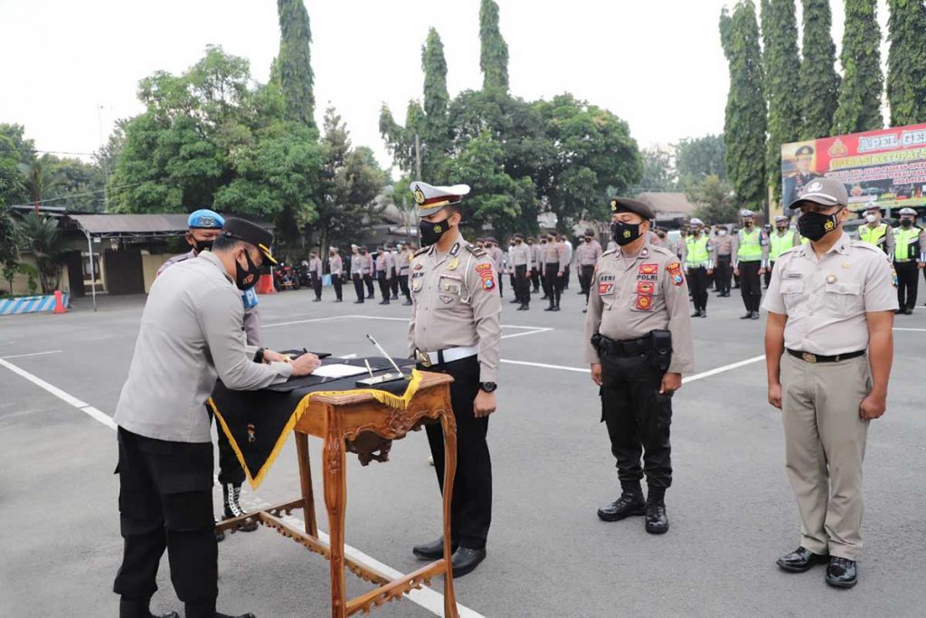 Kegiatan apel penandatanganan pakta integritas dilaksanakan di halaman Mapolres Kediri, Rabu Pagi (19/05/2021) - Tiada Maaf Bagi Anggota yang Menyalahgunakan Narkoba - Polres Kediri Gelar Apel Penandatanganan Pakta Integritas