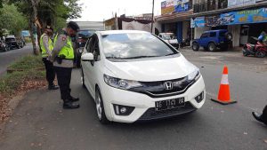 Kendaraan yang tidak bisa menunjukkan dokumen persyaratan larangan mudik, diminta untuk putar balik - Hari Pertama Larangan Mudik, Ratusan Kendaraan Putar Balik
