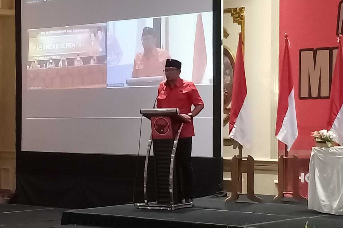 Ketua DPC PDI Penjuangan Banyuwangi, I Made Cahyana Negara saat memberi sambutan di acara Musancab serentak, bertempat di Hotel Aston, Minggu (30/5/2021) siang - Siap Menangkan Pemilu 2024, DPC PDI Penjuangan Banyuwangi Gelar Musancab Serentak