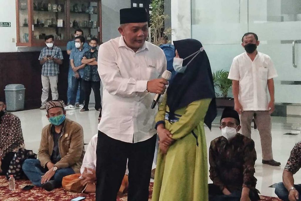 Ketua DPRD Kota Malang berikan sambutan berdialog dengan perwakilan anak yatim. (ws1) - DPRD Kota Malang Gandeng REI dan PWI Malang Raya Santuni Yatim
