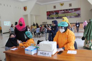 Ketua Persit KCK Cabang XL Kodim 0833 Ny. Tari Ferdian Primadhona meninjau pelaksanaan vaksinasi. (ist) - Persit KCK Koorcab Korem 083 PD V Brawijaya Jalani Vaksinasi