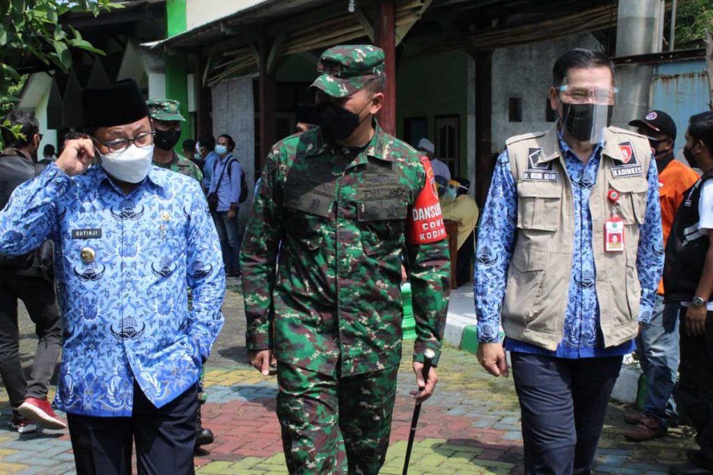 Walikota didampingi Dandim 0833 dan Kadinkes Kota Malang. (ist) - Klaster Warga RW 09 Tlogomas Bertambah Jadi 21 Orang