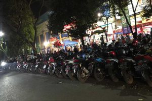 Kondisi parkir R2 depan Ramayana Alun-alun semrawut. (ist) - Parkir Ramayana Semrawut, Aparat Gabungan Tertibkan Parkir R2