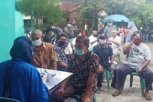 Lansia menjalani skrining sebelum vaksin. (ist) - 118 Lansia Jalani Vaksinasi Kedua
