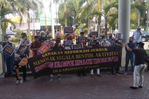Massa aksi di bundaran depan DPRD Jember. (ist) - Peringati Harkitnas, GRJ Dukung TNI-Polri Berantas Terorisme KKB Papua