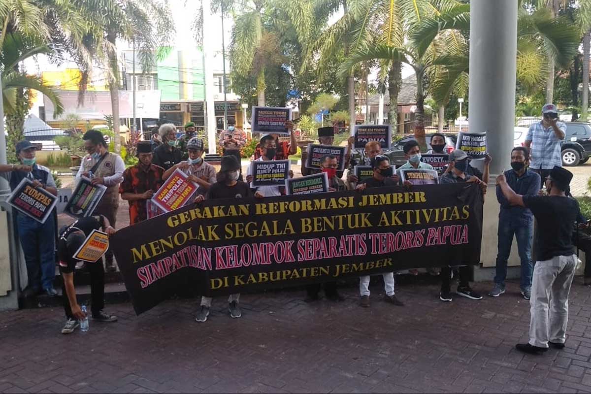 Massa aksi di bundaran depan DPRD Jember. (ist) - Peringati Harkitnas, GRJ Dukung TNI-Polri Berantas Terorisme KKB Papua