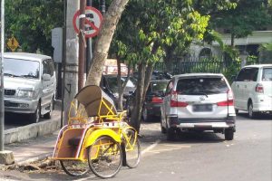 Meski dilarang berhenti, badan jalan justru digunakan untuk parkir. (rhd) - Penegakan Rambu Larangan Parkir dan Berhenti Mandul, Parkir Sembarangan Merajalela