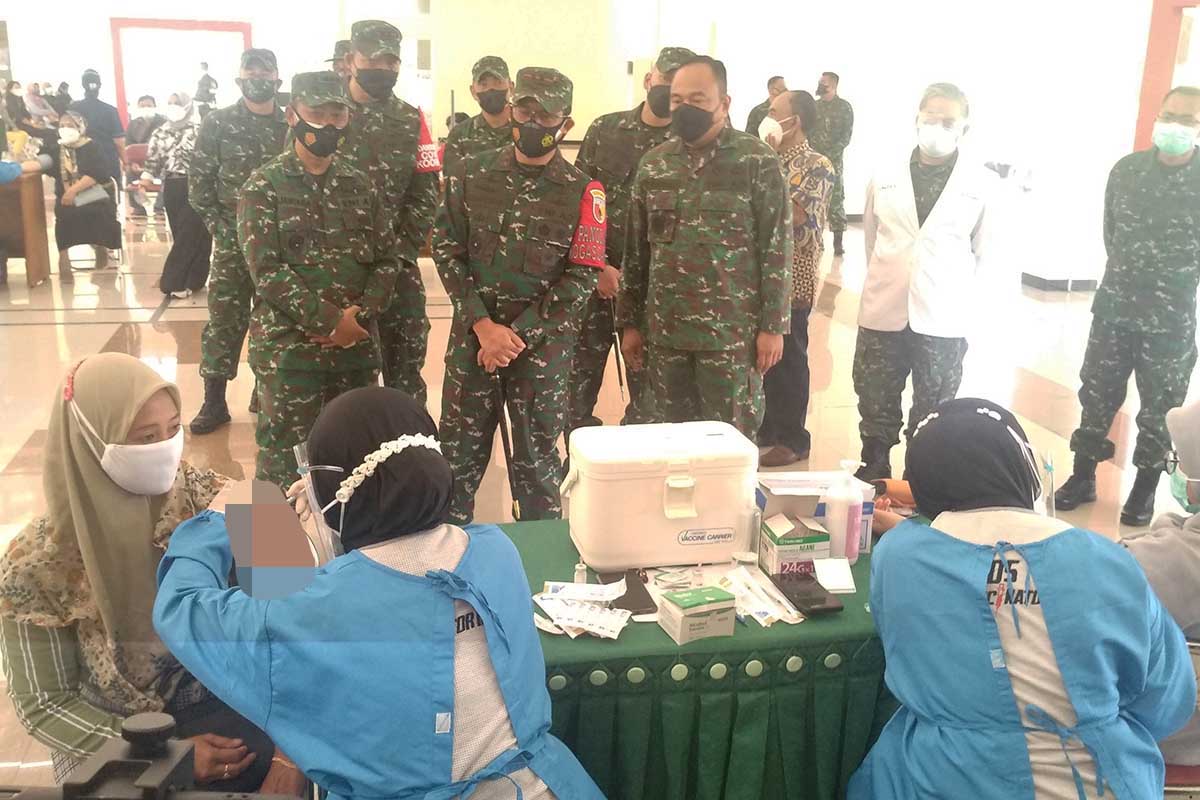 Pangdam V/Brawijaya Mayjen TNI Suharyanto, meninjau vaksinasi di RST dr Soepraoen Malang. (rhd) - Pangdam V/Brawijaya Sidak Serbuan Vaksinasi di RST dr Soepraoen Malang