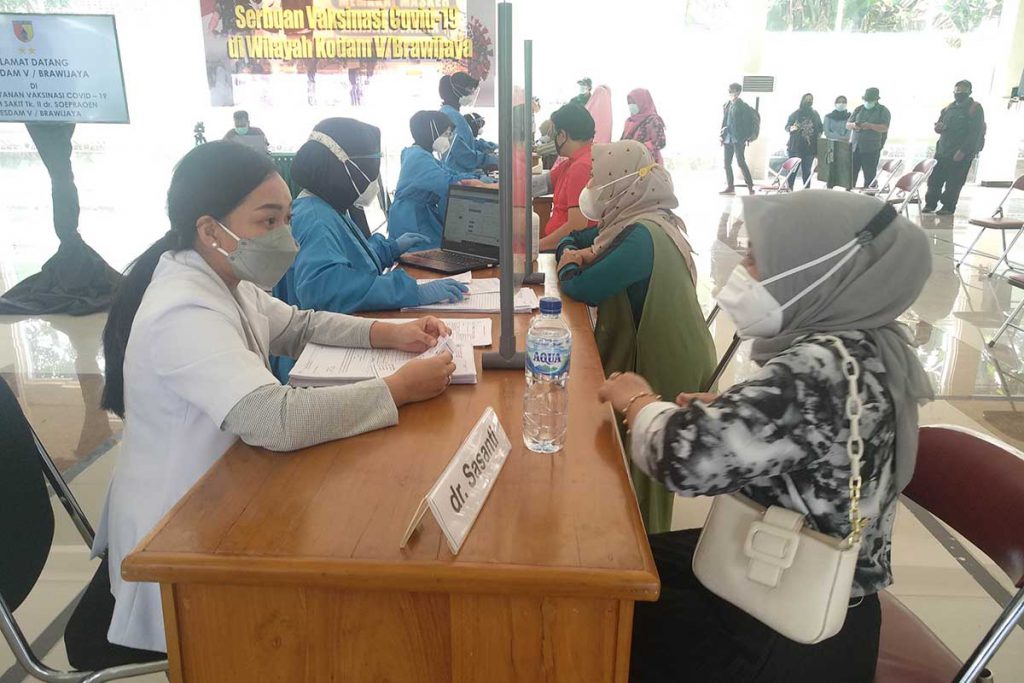 Pangdam V/Brawijaya Sidak Serbuan Vaksinasi di RST dr Soepraoen Malang 1 Para istri dan keluarga anggota TNI menjalani skrining. (rhd) - Pangdam V/Brawijaya Sidak Serbuan Vaksinasi di RST dr Soepraoen Malang