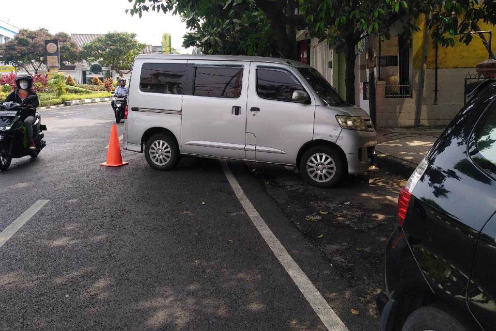 Parkir melebihi marka dan memakan badan jalan. (rhd) - Penegakan Rambu Larangan Parkir dan Berhenti Mandul, Parkir Sembarangan Merajalela