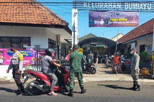 Pelanggar ditegur dan diberikan masker oleh petugas gabungan. (ist) - Satgab Operasi Yustisi Sasar Bumiayu Kedungkandang