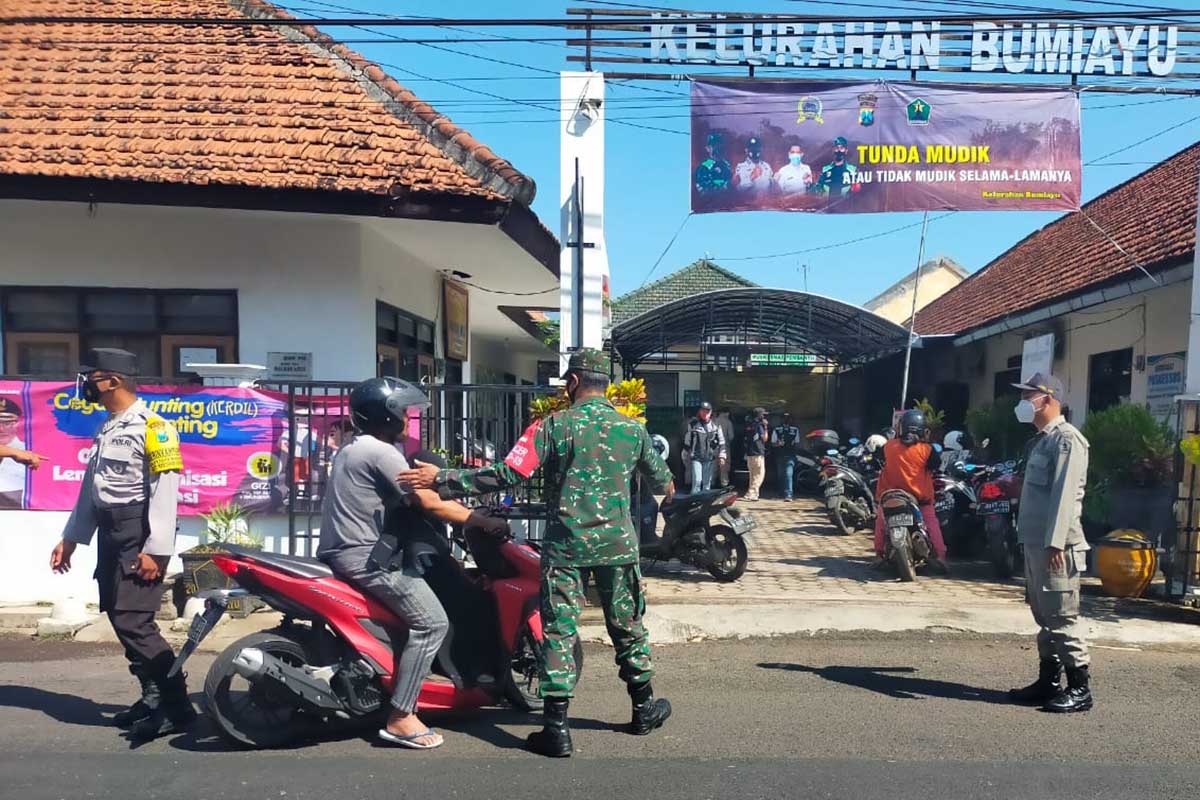 Pelanggar ditegur dan diberikan masker oleh petugas gabungan. (ist) - Satgab Operasi Yustisi Sasar Bumiayu Kedungkandang