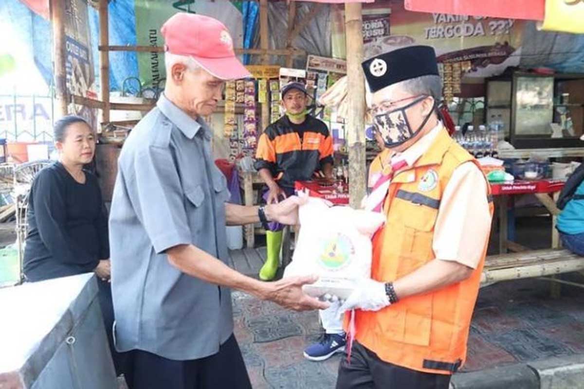 Pemberian bantuan Pemkot kepada masyarakat pra sejahtera di Kota Batu. (ist) - Jelang Lebaran, Dinsos Kota Batu Kebut Bansos Masyarakat Prasejahtera