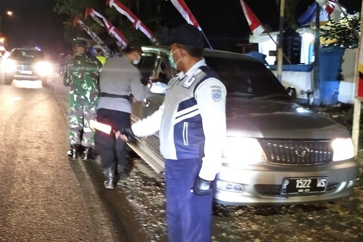 Pemeriksaan dan penyekatan ranmor pemudik. (ist) - Personel Gabungan Penyekatan Ranmor di Kawasan Gunung Gumitir