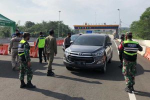 Pemeriksaan kendaraan plat nopol luar Malang. (ist) - Tak Bebas Covid-19, Satu Mobil Putar Balik di Exit Tol Madyopuro