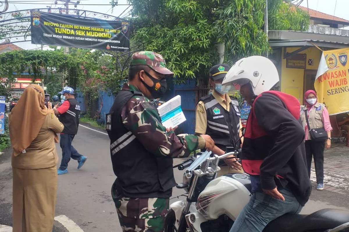 Pemeriksaan pengendara yang melintas. (ist) - Perketat Prokes Petugas Gabungan Gelar Ops Yustisi