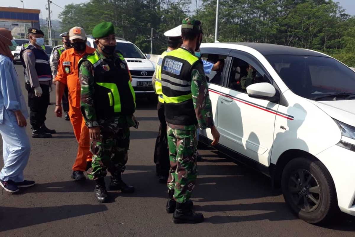 Pemutarbalikkan kendaraan yang tidak bisa menunjukkan persyaratan. (ws1) - Tak Setuju Perpanjang Pengetatan, Sutiaji Usulkan Perkuat PPKM Mikro