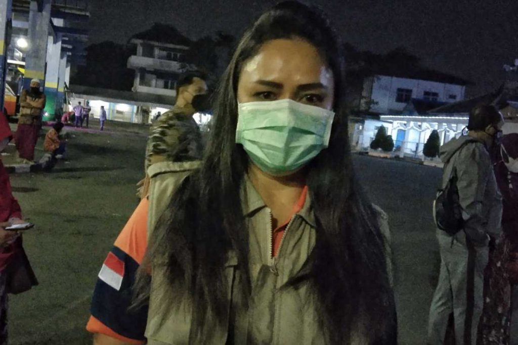 Penelaah Bahan Kajian Bencana Alam Seksi Logistik BPBD Kota Malang, Cornellia Selvyana Ayoe. (ws1) - Enam Hari BPBD Kawal Pemberangkatan Santri Gontor