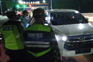 Pengamanan Exit Tol Madyopuro saat malam hari. (ist) - Dibagi Dua Shift, Pengamanan Posko Ops Ketupat Semeru & Penyekatan Larangan Mudik Exit Tol Madyopuro Kondusif