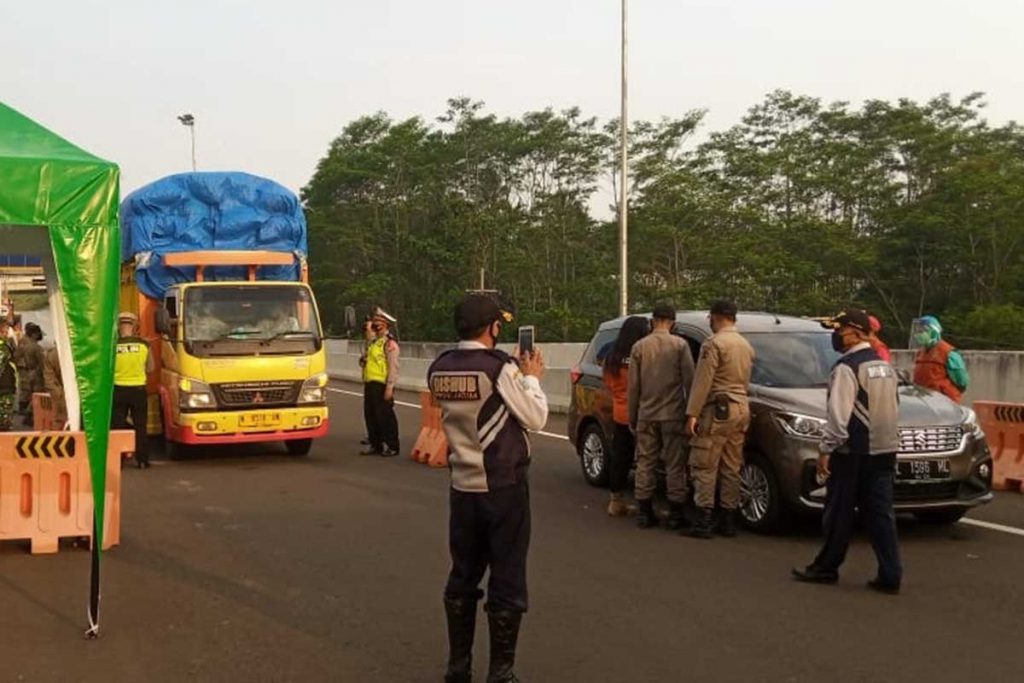 Pengamanan Exit Tol Madyopuro saat pagi hari. (ist) - Dibagi Dua Shift, Pengamanan Posko Ops Ketupat Semeru & Penyekatan Larangan Mudik Exit Tol Madyopuro Kondusif