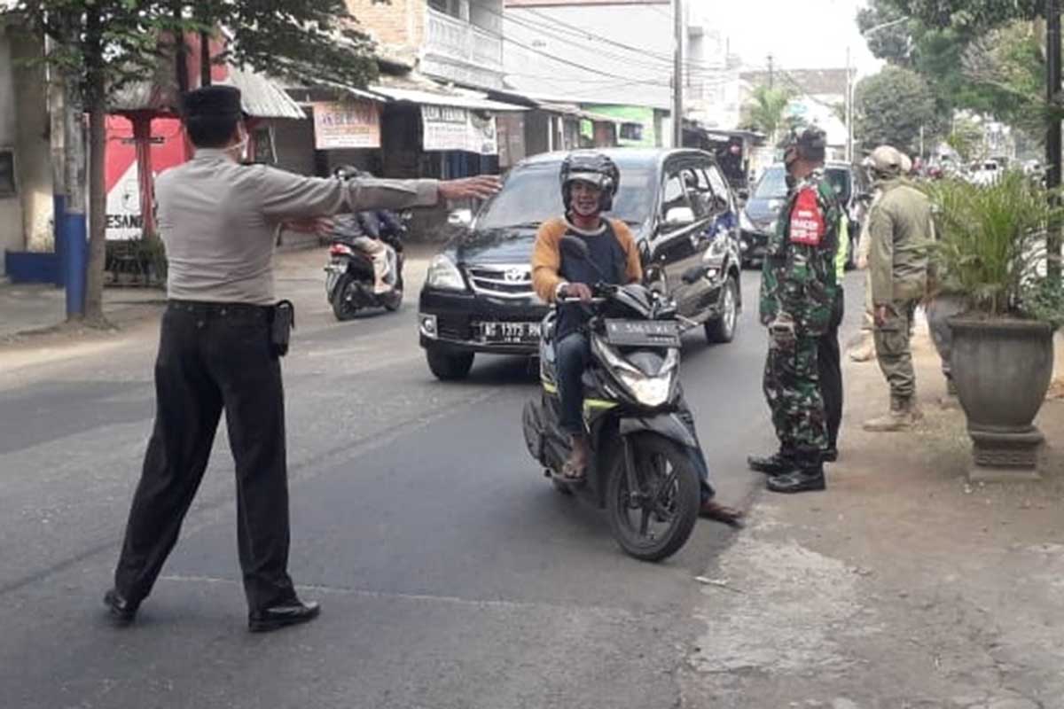 Pengendara R2 tanpa masker terjaring operasi yustisi. (ist) - Operasi Yustisi Lesanpuro Jaring 15 Pelanggar