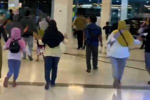 Pengunjung di Blitar Town Square berhamburan keluar gedung. (fjr) - Blitar Diguncang Gempa 6,2 SR, Masyarakat Berhamburan Keluar Rumah