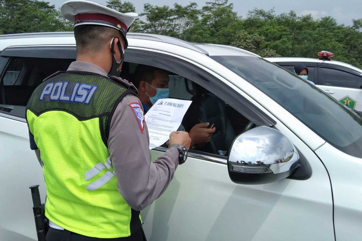 Penyekatan di exit tol Madyopuro. (ws1) - Tim Gabungan Amankan Penyekatan Exit Tol Madyopuro
