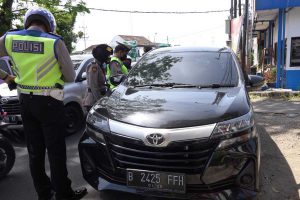 Penyekatan pintu masuk Kota Batu di simpang tiga Desa Pendem. (ws2) - Jelang Lebaran, Akses Masuk Kota Batu Diperketat