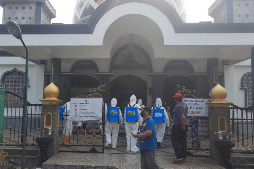 Penyemprotan disinfektan di Masjid Al Waqar Tlogomas. (ist) - Klaster Warga RW 09 Tlogomas Bertambah Jadi 21 Orang