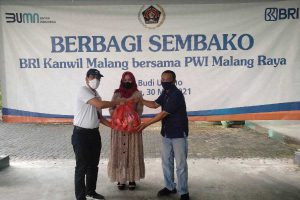 Penyerahan secara simbolis bantuan sembako kepada pimpinan panti asuhan. (rhd) - BRI Kanwil Malang - PWI Malang Raya Salurkan 250 Paket Sembako di 12 Titik Malang Raya