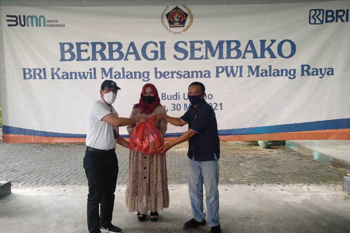 Penyerahan secara simbolis bantuan sembako kepada pimpinan panti asuhan. (rhd) - BRI Kanwil Malang - PWI Malang Raya Salurkan 250 Paket Sembako di 12 Titik Malang Raya