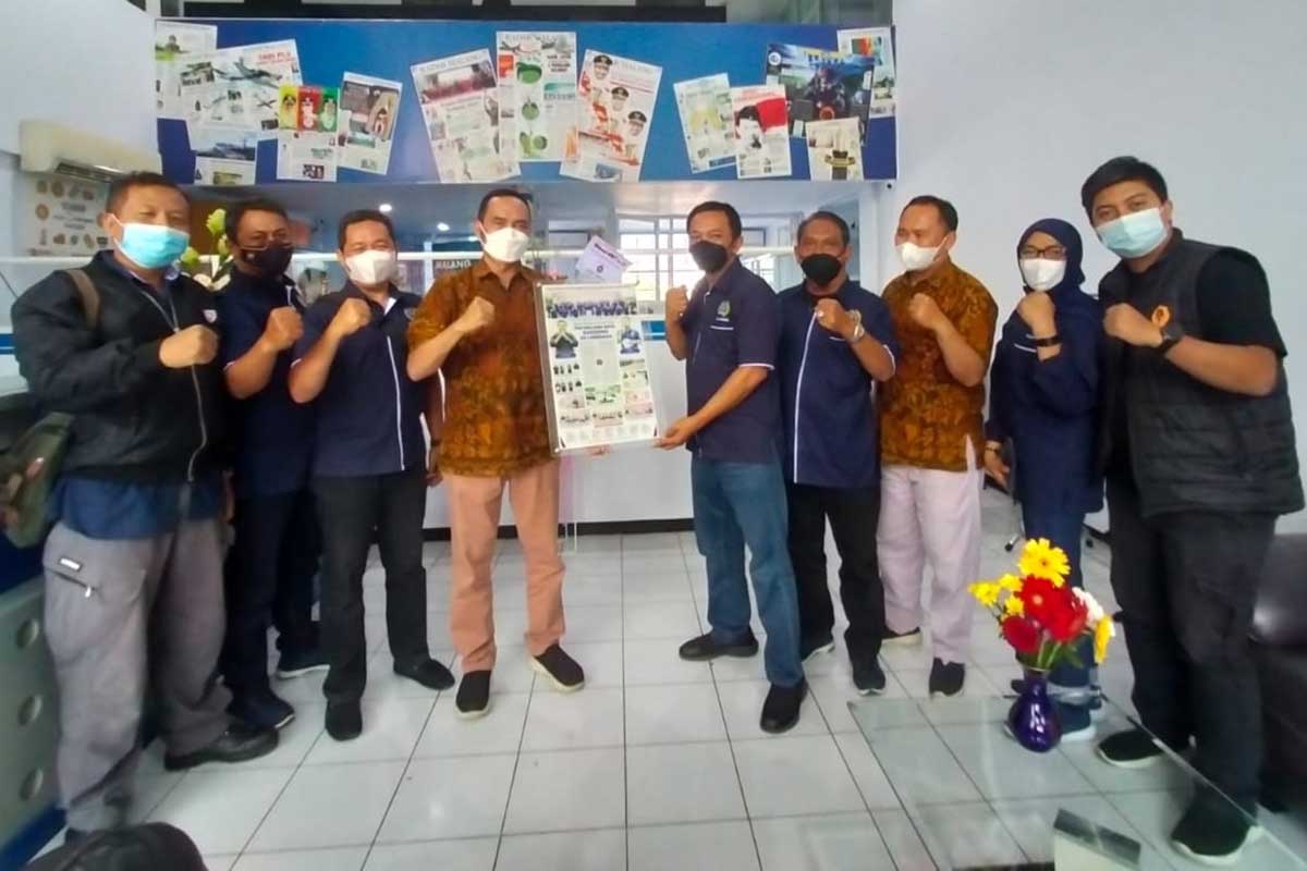Pengurus PWI Malang Raya bersama Direktur dan Pimred Radar Malang. (ist) - Perkuat Sinergisitas, PWI Malang Raya Sambangi Radar Malang dan Nusa Daily