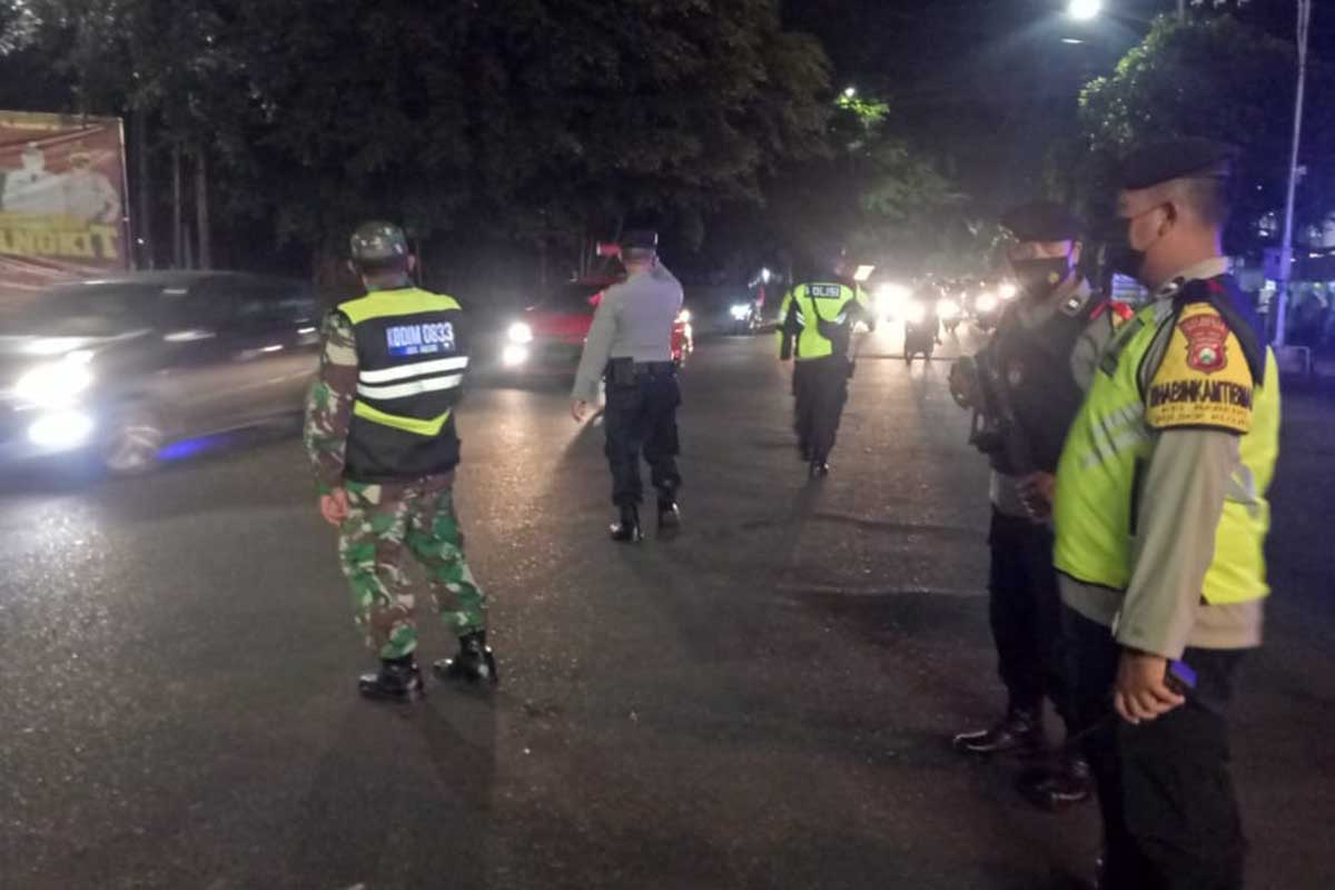 Petugas gabungan jaga Pospam larangan mudik dan PPKM Mikro. (ist) - Petugas Gabungan Jaga Pospam Mudik dan PPKM Mikro Sejak Malam Hingga Pagi