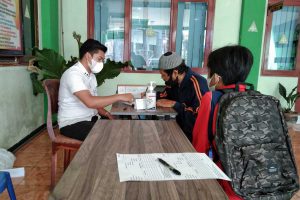 Petugas melakukan verifikasi sertifikat di lantai 2 Disdikbud Kota Malang. (ws1) - 395 Calon Siswa SMP Daftar Jalur Prestasi Hasil Lomba