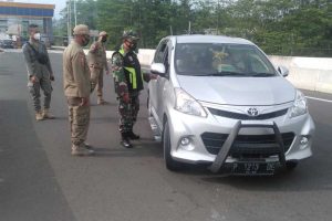 Petugas memeriksa identitas dan kelengkapan prokes pengendara mobil plat luar Malang. (ist) - Petugas Gabungan Tetap Operasi Pengetatan Prokes di Exit Tol Madyopuro