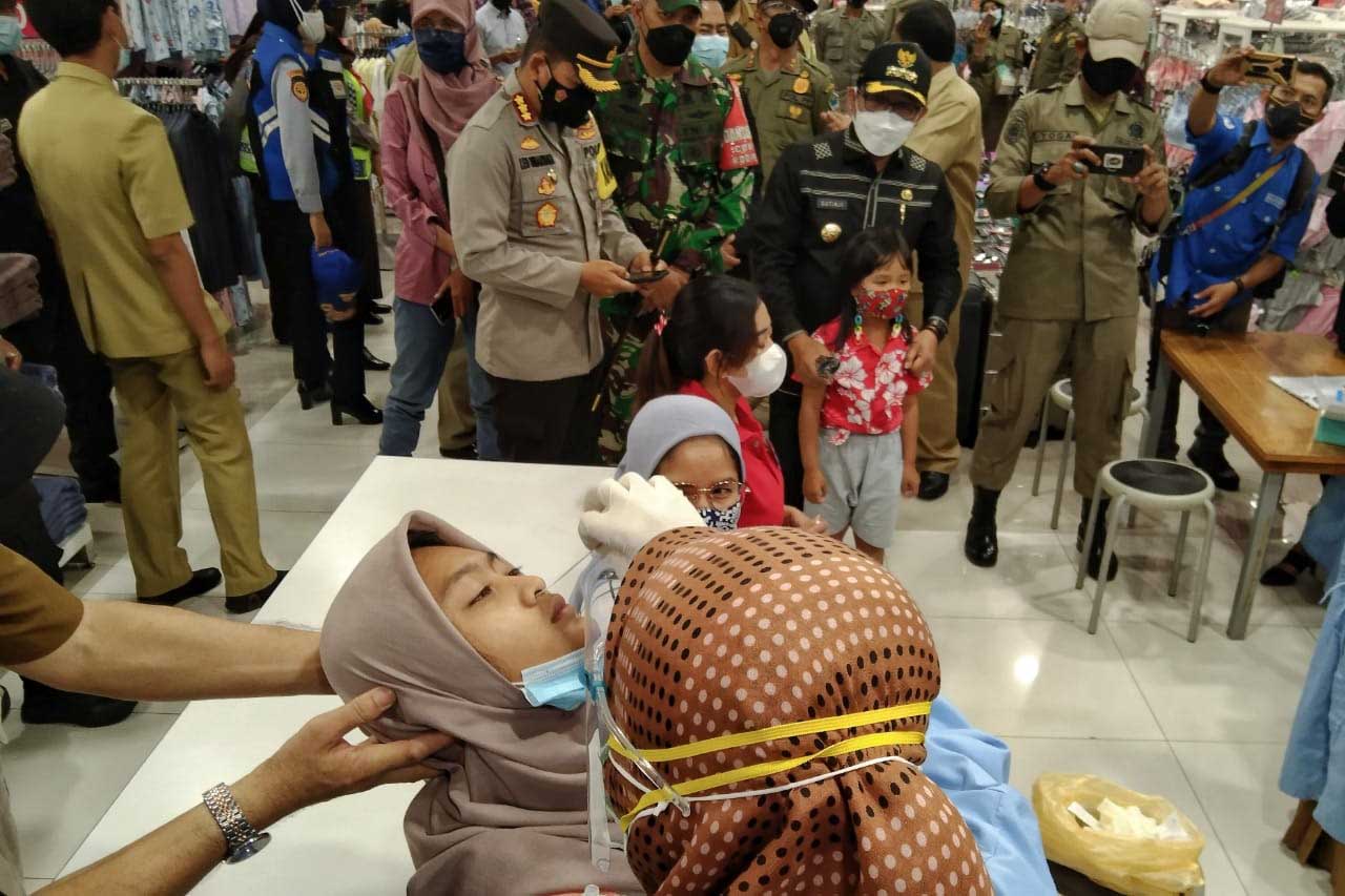 Petugas mengecek sampling 10 orang di Mall Matahari. (ws1) - Walikota Sidak dan Swab Pengunjung Pusat Perbelanjaan