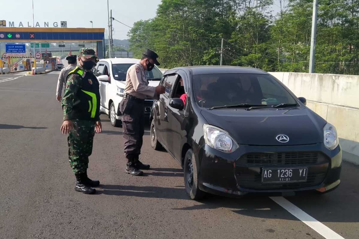 Petugas periksa kendaraan luar Malang. (ist) - Hari Terakhir Pengetatan, Tim Gabungan Semangat Periksa Kendaraan Luar Malang di Exit Tol Madyopuro
