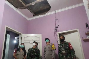 Plafon rumah warga Bakalankrajan jebol. (ist) - Dampak Gempa Blitar, Rumah Warga Kota Malang Rusak