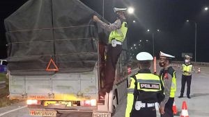 Polisi melakukan razia seluruh pengendara termasuk kendaraan besar - Polres Cegat Pemudik di Sejumlah Titik Chek Point