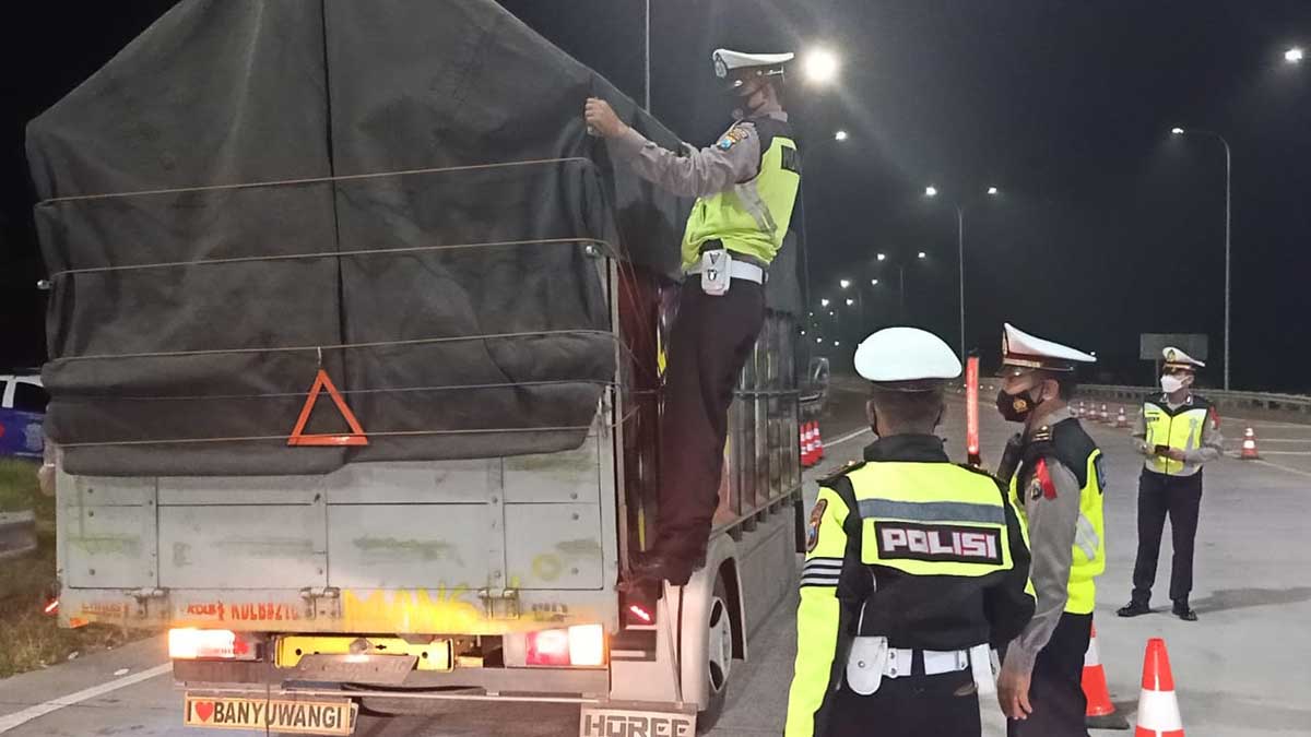 Polisi melakukan razia seluruh pengendara termasuk kendaraan besar - Polres Cegat Pemudik di Sejumlah Titik Chek Point